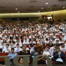 Com recorde de premiados, alunos recebem medalhas da Olimpíada Paranaense de Matemática